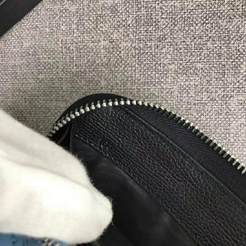プラダ財布着用イメージ